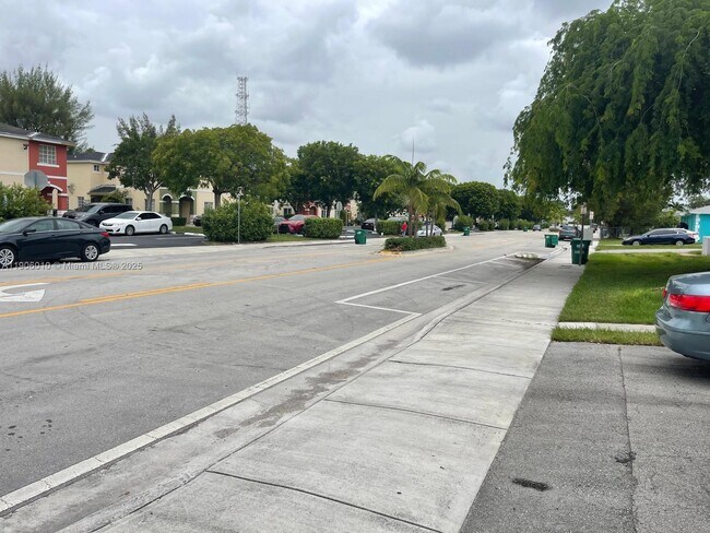 Building Photo - 18737 SW 100th Ave