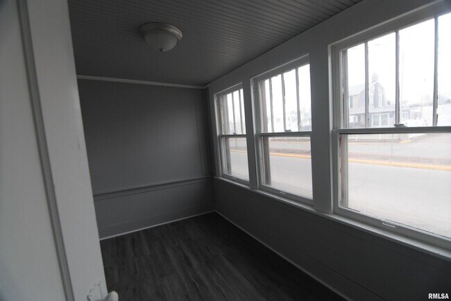 Building Photo - 1124 18th Ave