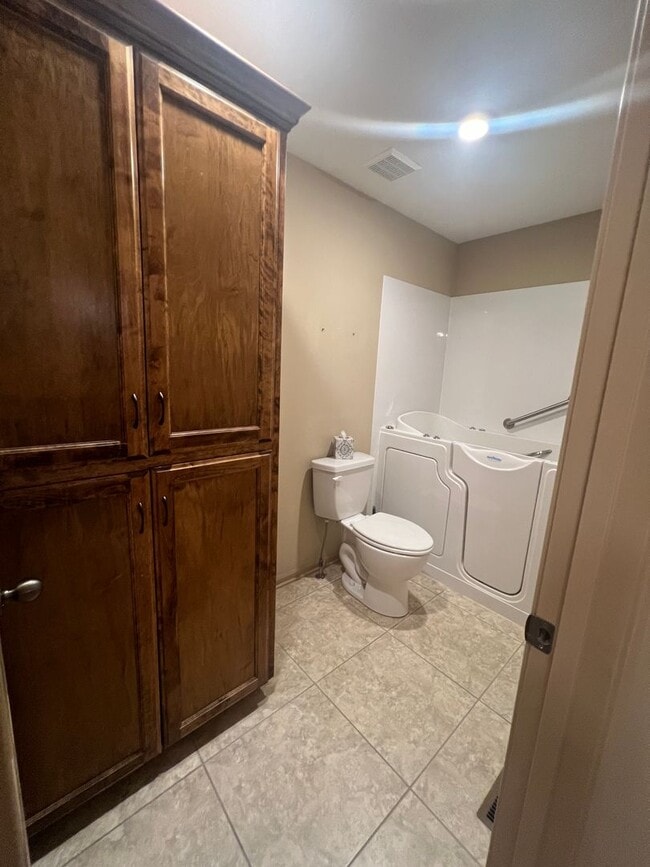 Building Photo - 2 bedroom/2 bath townhouse with 2 car garage