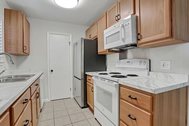 Building Photo - 3 bedroom 1.5 bath home