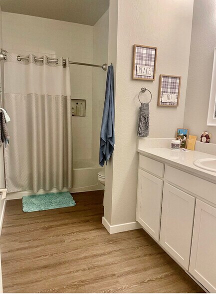 Seconday Master Suite Bathroom with full tub and large vanity - 5328 Freeboot Pt