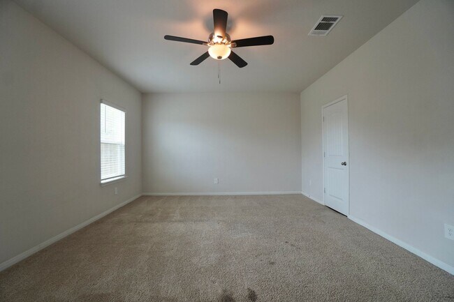 Building Photo - 115 Bethpage Dr