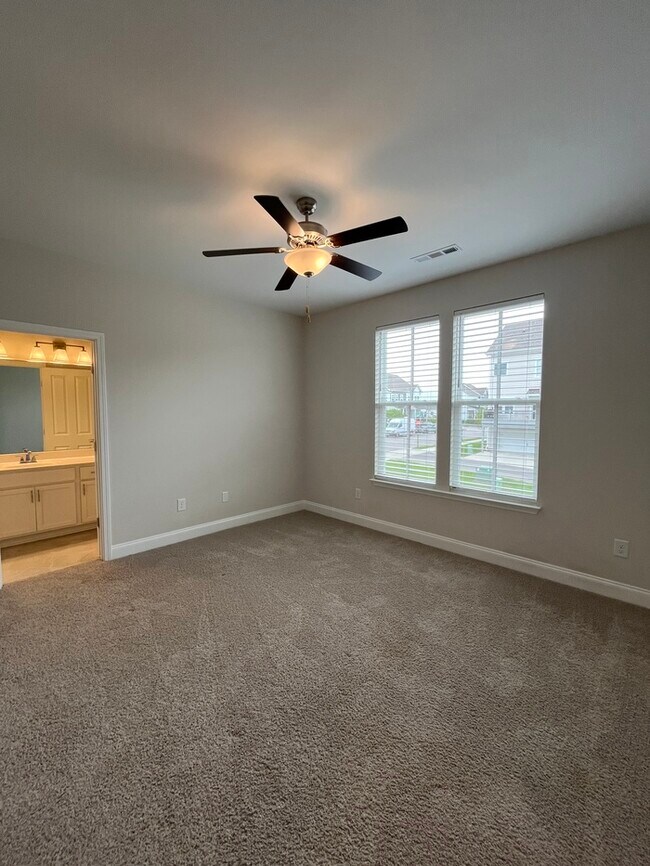 Building Photo - Beautiful 2-Bedroom Townhome with Modern C...