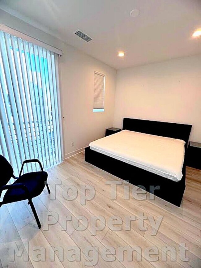 Building Photo - Beautiful & Modern 3 bed/ 3.5 bath/ 2,029 Sqft Condo with amazing Views in Carroll Canyon- Availa...