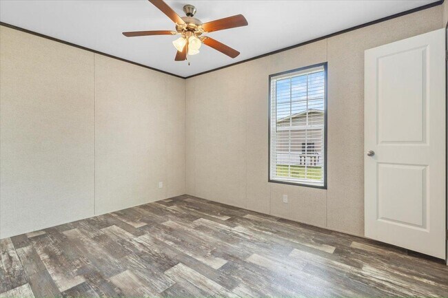 Building Photo - 6680 Hidden Oaks Dr