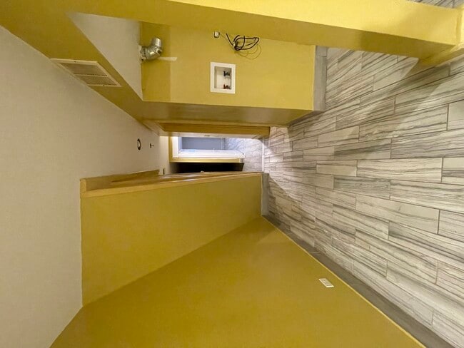 Building Photo - 3341 W Walnut St