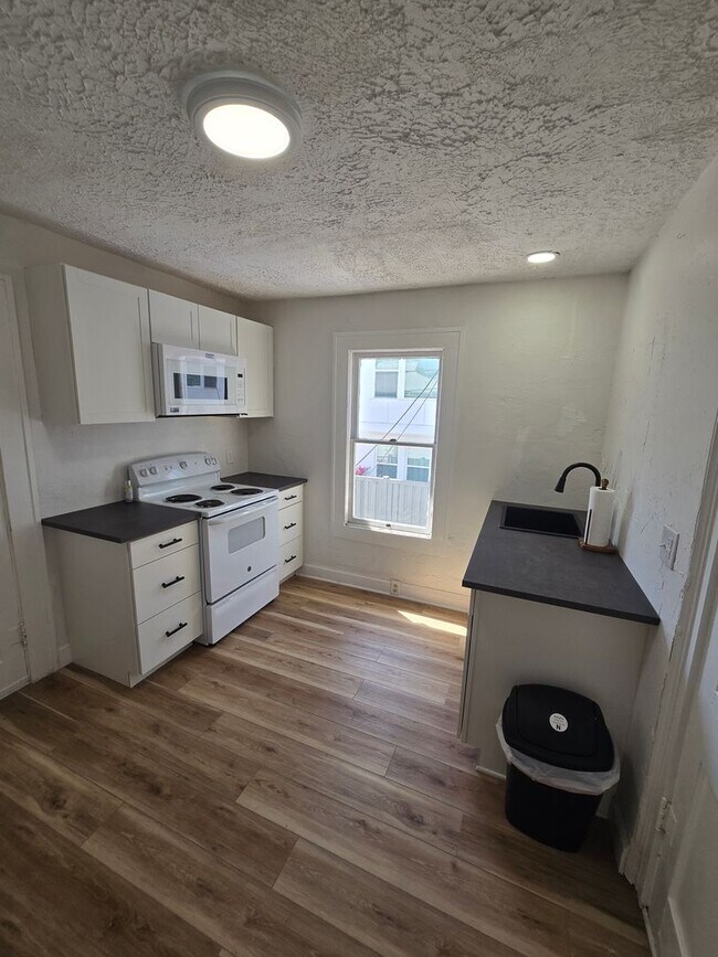 Building Photo - MOVE IN SPECIAL !! SPACIOUS 1/1 CONVENIENTLY LOCATED CLOSE TO DOWNTOWN ST. PETERSBURG
