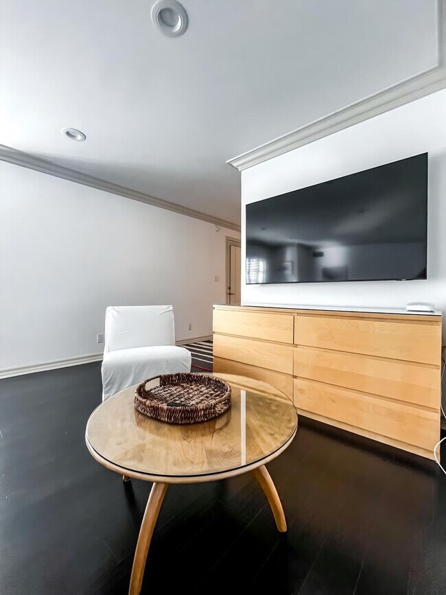 Building Photo - Unbelievable Furnished Studio Lease in WeH...