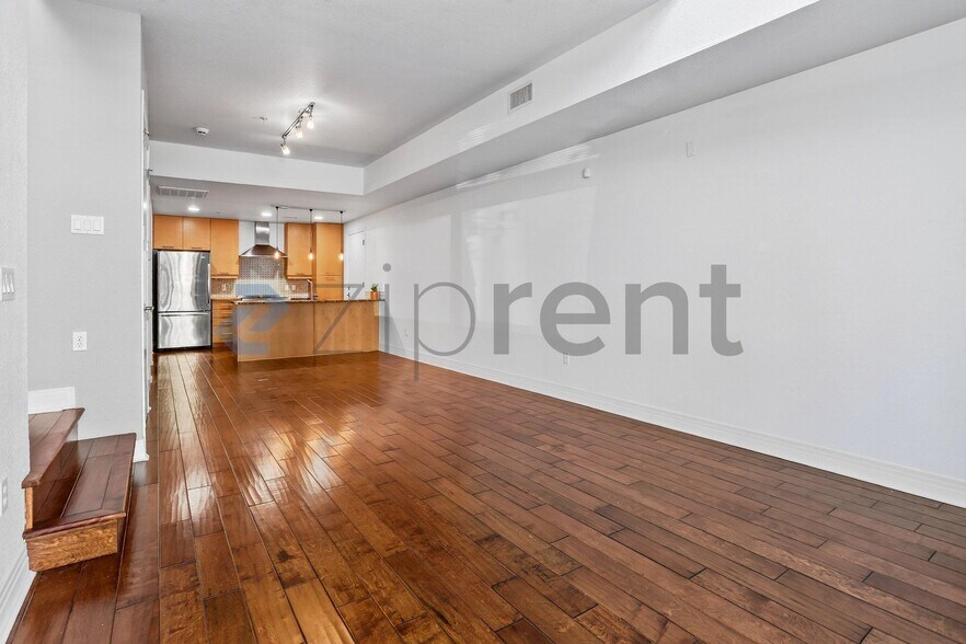 Building Photo - Unit 101
