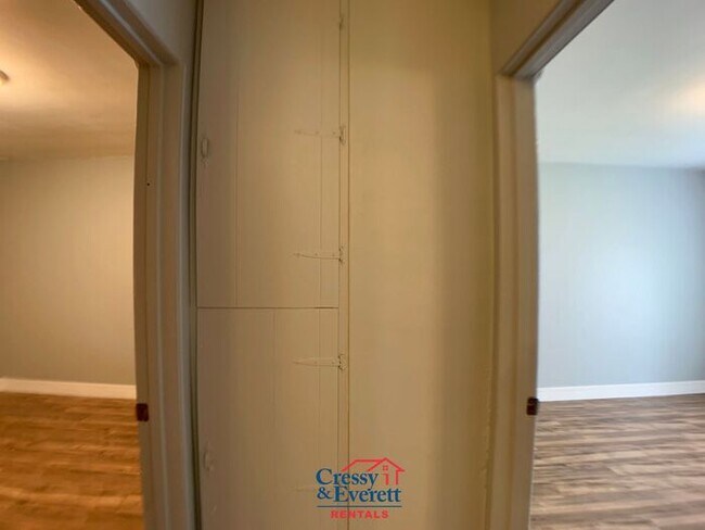 Building Photo - Cute 2 Bedroom Lower Unit