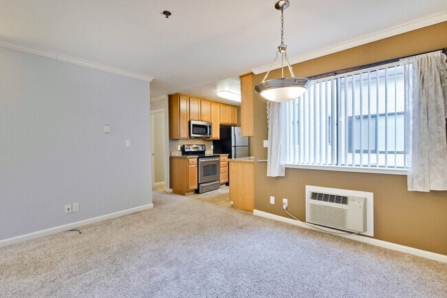 Building Photo - 1 Bed 1 Bath With Lots of Amenities!