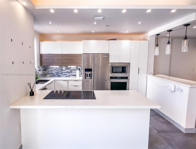 Building Photo - 163 N Shore Dr