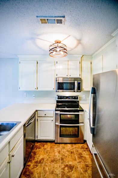 Building Photo - 113 Cove Ln