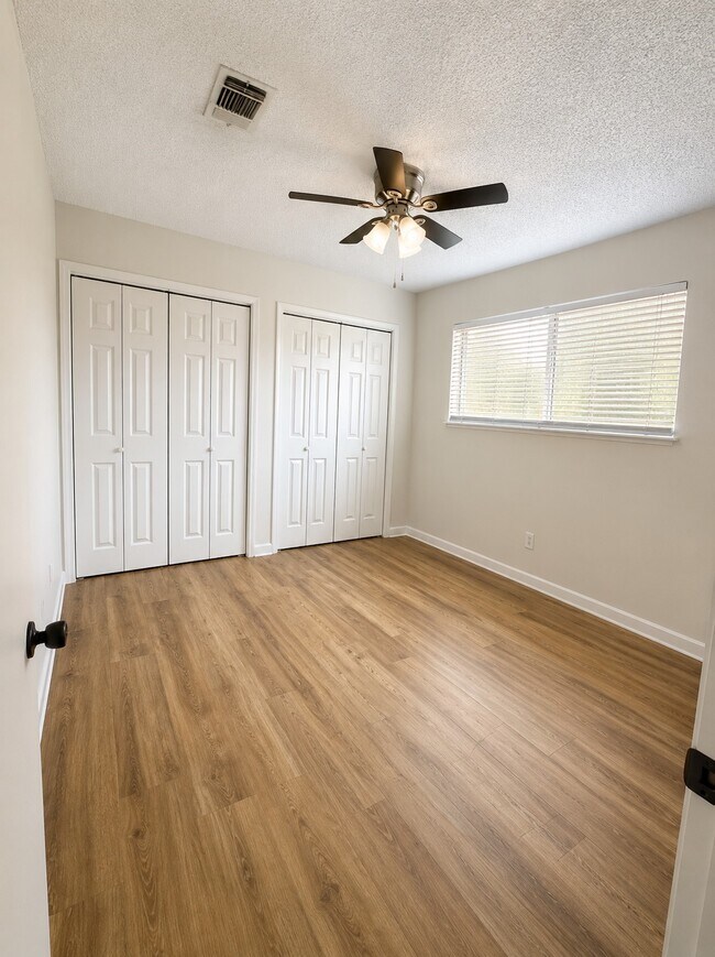 Building Photo - 412 Breezy Ln