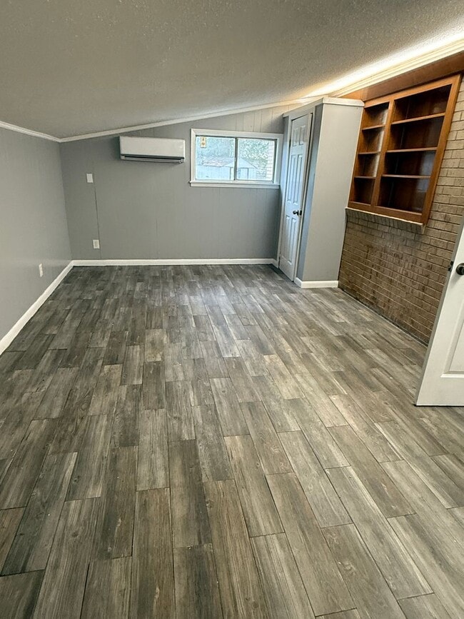 Building Photo - Newly Renovated 4 Bedroom 1.5 Bathroom Family Home