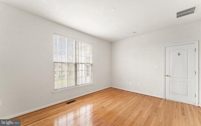 Building Photo - 575 Hunters Rd