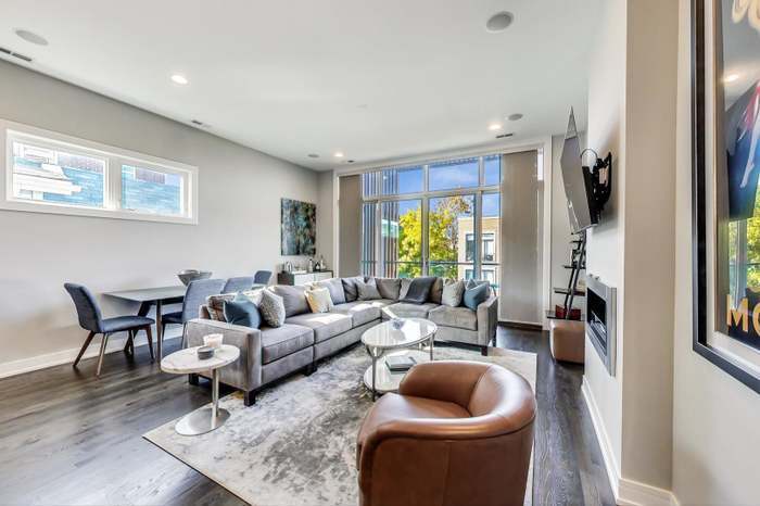 Building Photo - 1021 N Hermitage Ave