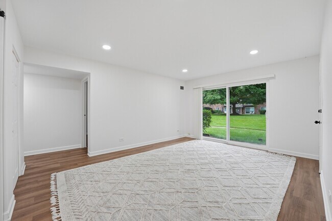 Building Photo - 9388 Bay Colony Dr