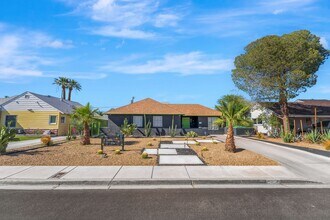 Building Photo - Luxury Home in Downtown Las Vegas!