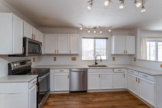 Building Photo - MODERN 3-BEDROOM HOME in CROSS CREEK w/ A/C