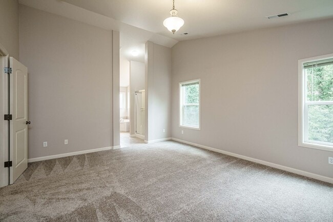 Building Photo - $500 Move In Special  4 Bedroom 2.5 Bath New Carpet and Fresh Paint