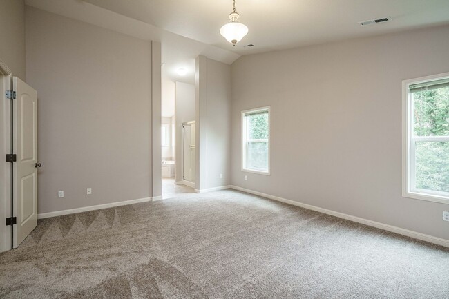 Building Photo - $500 Move In Special NO APPLICATION FEE 4 ...