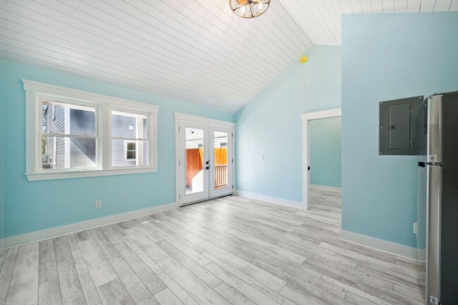 Building Photo - Fully Renovated Charleston Home With a Gue...