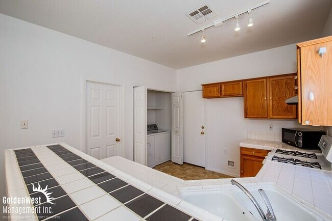 Building Photo - Bright & Spacious 3Bdm 2.5Ba Home with Private Backyard in Las Vegas