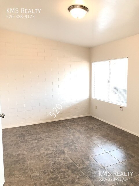 Building Photo - 4 bedroom 2 baths Town house - Drexel Road...