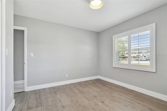Building Photo - 3913 Fontainebleau Dr
