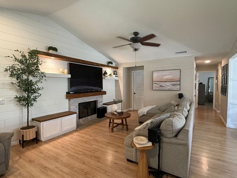 Building Photo - 3165 Weatherby Dr