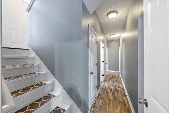 Building Photo - Pet Friendly Five Bedroom with Basement!