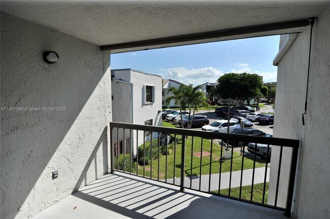 Building Photo - 9427 Fontainebleau Blvd
