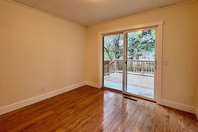 Building Photo - Location Location Location....plus a darling one story cottage