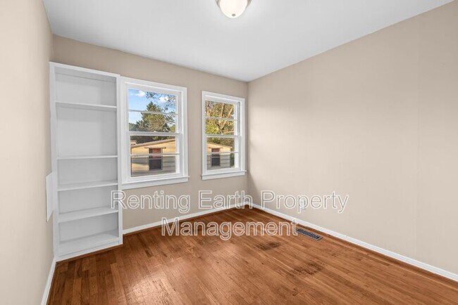 Building Photo - 2421 Circle Dr