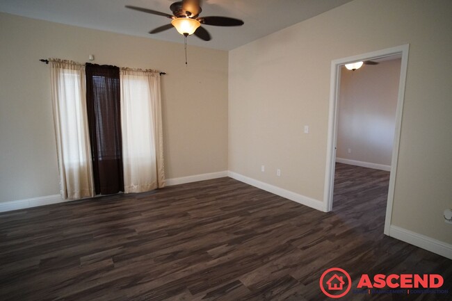 Building Photo - Great East Bakersfield Property!