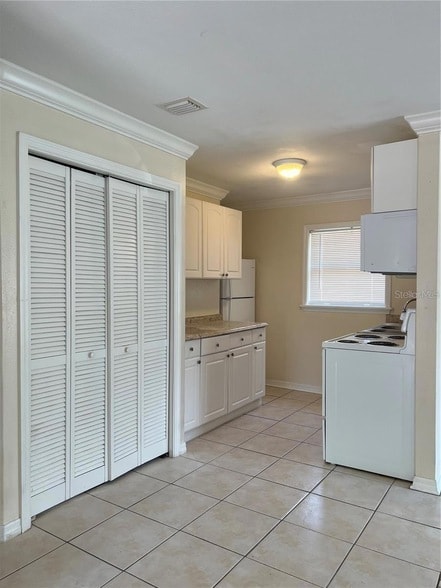 Building Photo - 1624 Delaware Ave