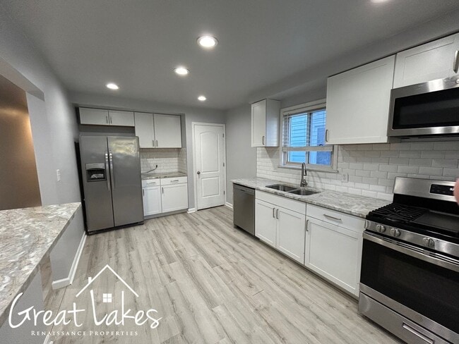 Building Photo - Beautiful 2 Bedroom 1 Bathroom now availab...