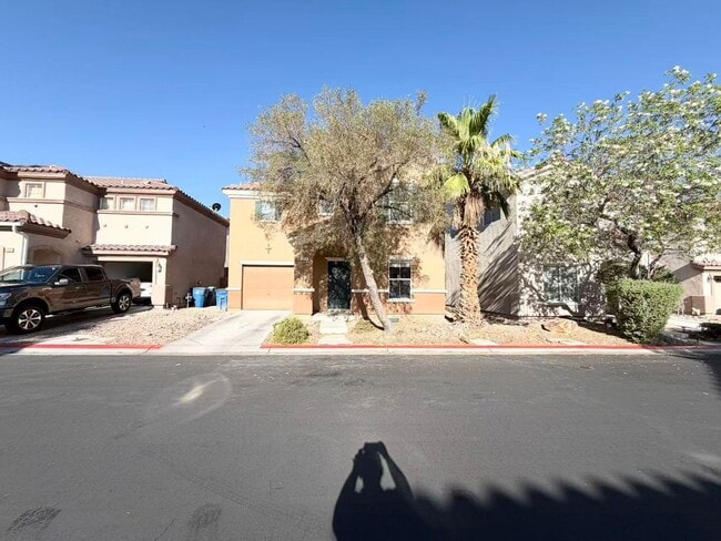 Building Photo - Beautiful 2-story home offering 3 bedrooms, 2.5 bathrooms
