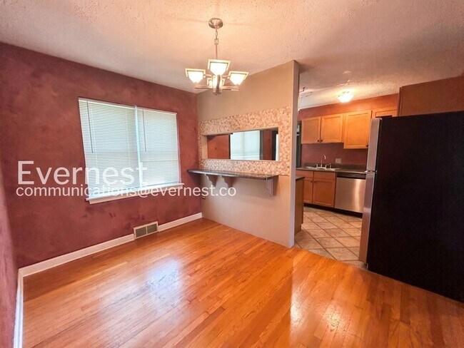 Building Photo - 2 Bed, 1.5 Bath Home with Attached Garage / Available Now!