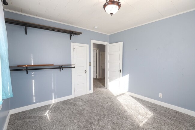 Building Photo - 1709 Oak Dr