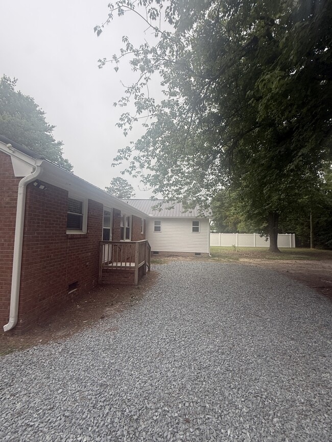Building Photo - 503 N Lincoln St