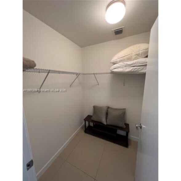 Building Photo - 999 SW 1st Ave