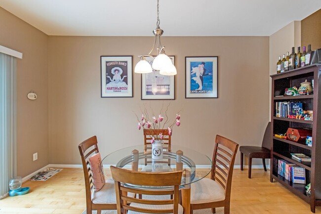 Building Photo - Beautiful 4-Bed, 3.5-Bath End Unit Townhom...