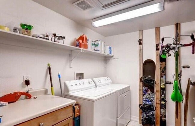 Building Photo - Stunning “Treehouse” Top-Floor Condo – 2 Bed / 2 Bath | One Block from City Park