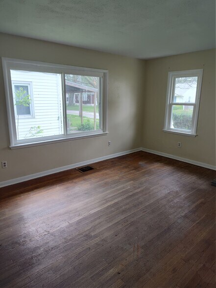 Building Photo - 526 Universal Ave