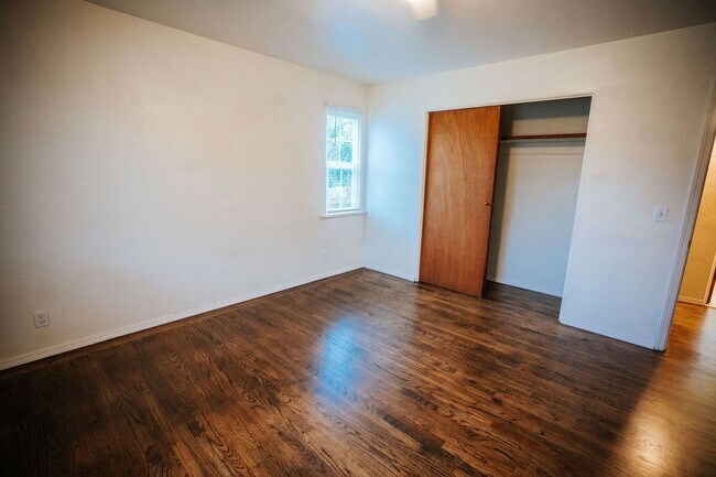 Building Photo - Spacious 4-bedroom, 2-bath single-family home located in a desirable Eureka neighborhood near Hen...