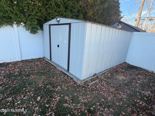 Building Photo - 710 Dow Ave