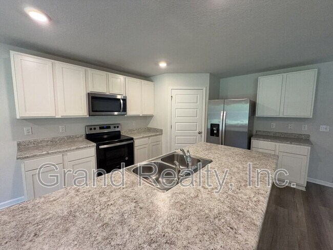 Building Photo - 5431 Peach Dr