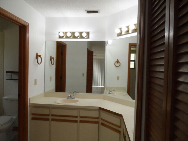 Building Photo - AVAILABLE NOW 3 BEDROOM 2 BATH 2 CAR GARAGE. CONTACT KAREN GUARDINO, REALTOR 386-747-9295